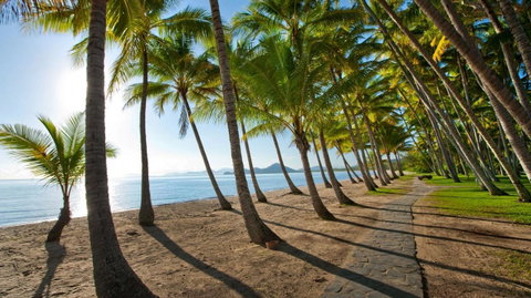 Palm Cove Paradise - Couples Spa Beach Getaway - South Australia Travel 24