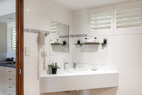 Sunlit Waters Studio Apartments - South Australia Travel 26