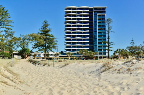 Iconic Kirra Beach Resort - South Australia Travel 7