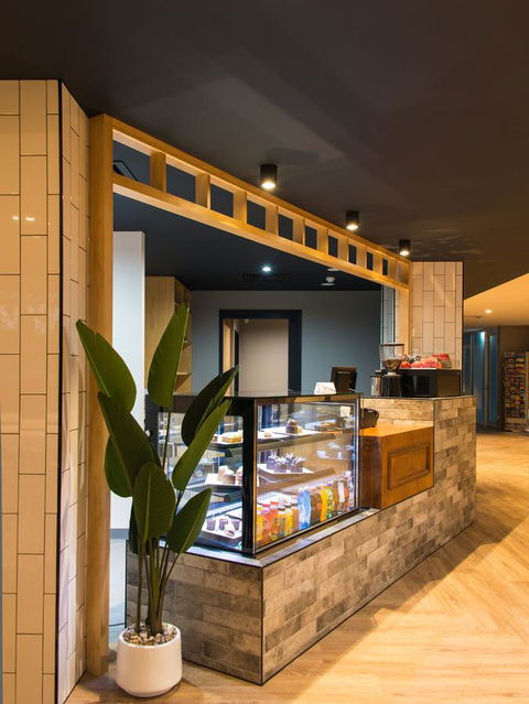 Woodroffe Hotel - South Australia Travel 21