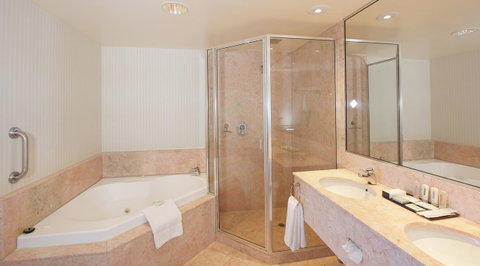 Crowne Plaza Surfers Paradise, An IHG Hotel - South Australia Travel 17