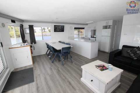 Coomera Houseboats - South Australia Travel 8