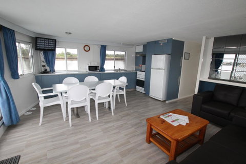 Coomera Houseboats - South Australia Travel 5