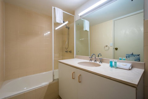 Breakers North Absolute Beachfront Apartments - Official - South Australia Travel 11