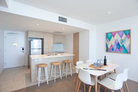 High Floor Ocean View Suites Broadbeach - South Australia Travel 8
