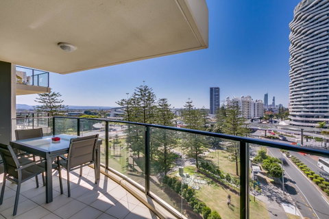 Broadbeach On The Park, 3 Bed Ocean - We Accommodate - South Australia Travel 10
