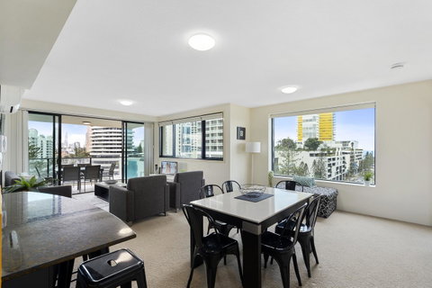 Broadbeach On The Park, 3 Bed Ocean - We Accommodate - South Australia Travel 2