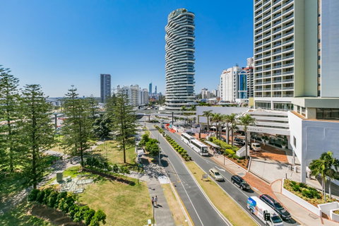 Broadbeach On The Park, 3 Bed Ocean - We Accommodate - South Australia Travel 13