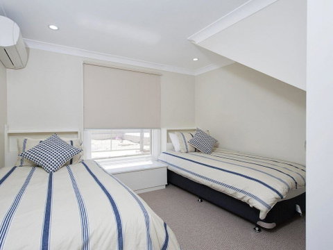 Whispering Sands', 10 Sandy Point Road - Luxury Waterfront Home With Aircon, WIFI & Foxtel - South Australia Travel 2