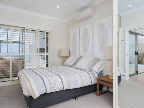 Whispering Sands', 10 Sandy Point Road - Luxury Waterfront Home With Aircon, WIFI & Foxtel - South Australia Travel 1