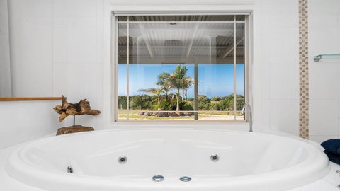 Your Luxury Escape - Byron Sunset Breeze - South Australia Travel 0