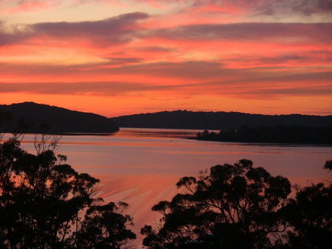 A LAKEHOUSE ESCAPE - A Waterfront Reserve On Shores Of Lake Macquarie - South Australia Travel 0