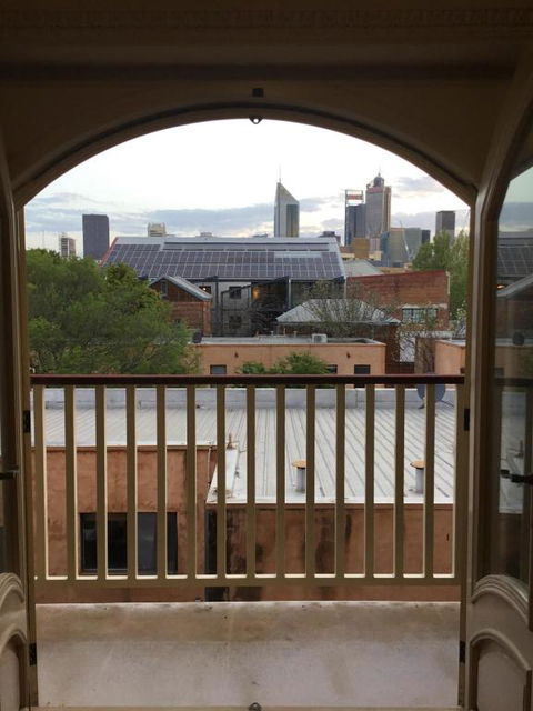 A Quiet King Room With Julia Balcony And Free Parking - South Australia Travel 3