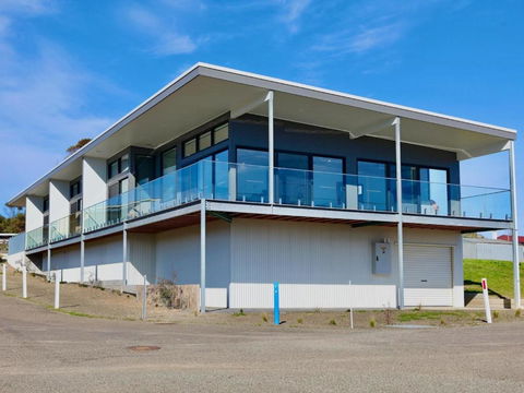 Apt03-The YC Lily May - South Australia Travel 1