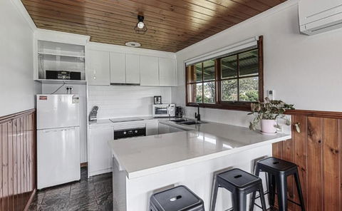 Apollo Bay Cottages- Sabine - South Australia Travel 1