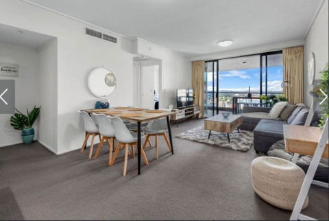 AU1 - Aurora Skyscraper CBD For Business Or Pleasure - South Australia Travel 1