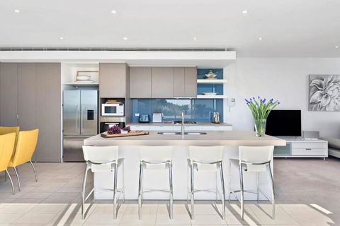 Azure Bliss Luxe With Water Views Walk To Beach - South Australia Travel 2