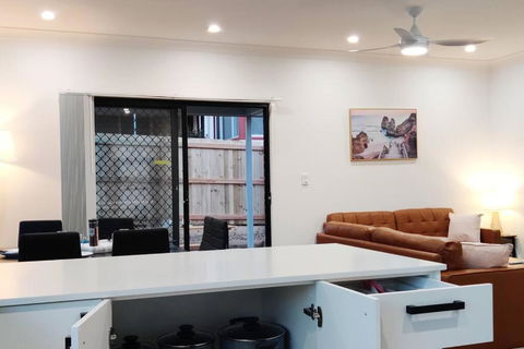 BAYWATER RETREAT- WALK TO WATER - QUIET STREET - CENTRAL TO BRISBANE CITY GOLD COAST AND SUNSHINE COASt! - South Australia Travel 1