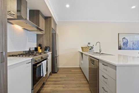 Ballarat Modern Oasis, Stylish 3 Bedroom 2 Bathroom Retreat, Newly Build, New Appliances, Beds And Furniture, Walking Distance To Shopping Mall - South Australia Travel 2