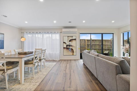 Ballarat Modern Oasis, Stylish 3 Bedroom 2 Bathroom Retreat, Newly Build, New Appliances, Beds And Furniture, Walking Distance To Shopping Mall - South Australia Travel 0