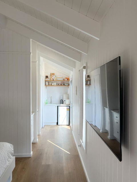 Banjos Cabin Gippsland - NEW Hamptons Retreat W King Bed Valley Views - South Australia Travel 4