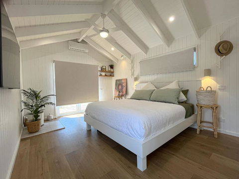 Banjos Cabin Gippsland - NEW Hamptons Retreat W King Bed Valley Views - South Australia Travel 1