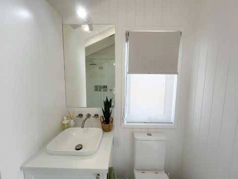 Banjos Cabin Gippsland - NEW Hamptons Retreat W King Bed Valley Views - South Australia Travel 3