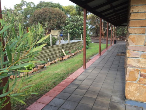 Beeâ€™s Place - 3 Bedroom Home On 10 Acres Of Land With Distant Ocean Views - South Australia Travel 24