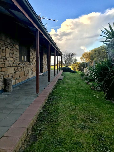 Beeâ€™s Place - 3 Bedroom Home On 10 Acres Of Land With Distant Ocean Views - South Australia Travel 18