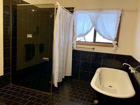 Beeâ€™s Place - 3 Bedroom Home On 10 Acres Of Land With Distant Ocean Views - South Australia Travel 9
