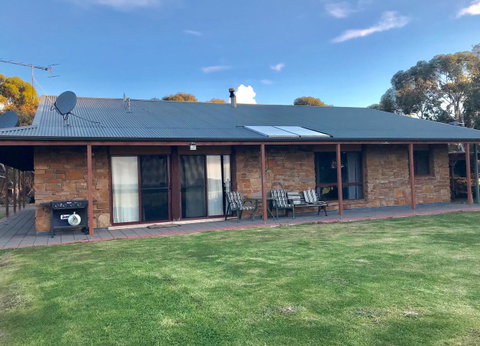 Beeâ€™s Place - 3 Bedroom Home On 10 Acres Of Land With Distant Ocean Views - South Australia Travel 11