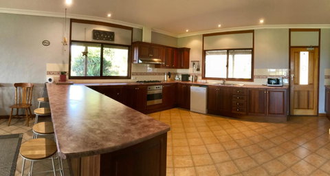 Beeâ€™s Place - 3 Bedroom Home On 10 Acres Of Land With Distant Ocean Views - South Australia Travel 16