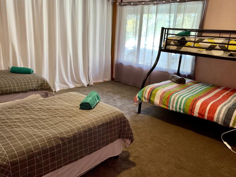 Beeâ€™s Place - 3 Bedroom Home On 10 Acres Of Land With Distant Ocean Views - South Australia Travel 7