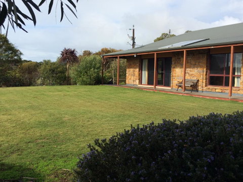 Beeâ€™s Place - 3 Bedroom Home On 10 Acres Of Land With Distant Ocean Views - South Australia Travel 4