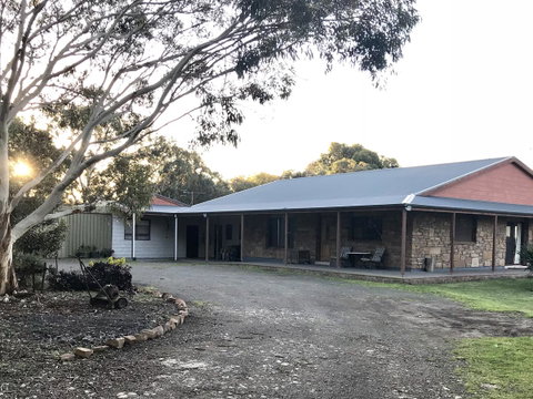 Beeâ€™s Place - 3 Bedroom Home On 10 Acres Of Land With Distant Ocean Views - South Australia Travel 14
