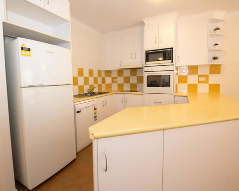 Beach Court - Airlie Beach - South Australia Travel 3