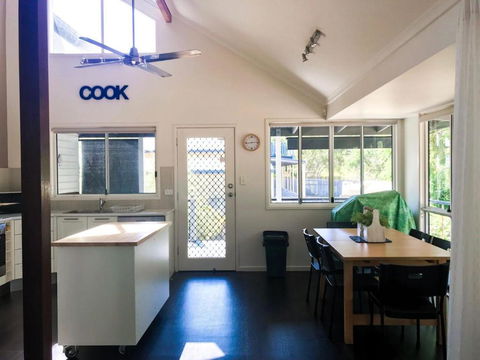 Beach Tails - Toogoom- Beachfront - South Australia Travel 3