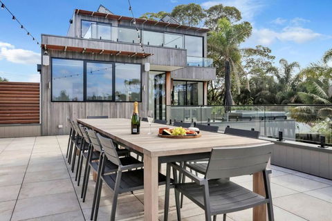 Beachfront Escape - 6 Bedroom, Pool & Beach Access - South Australia Travel 3
