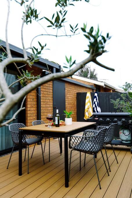 Beachside Breeze - South Australia Travel 0