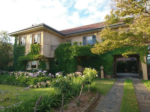 Beautiful 2 Story Manor Close To Beach And All - South Australia Travel 0