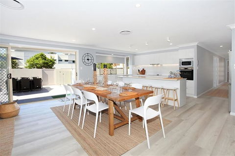 Beautiful Beach House In The Heart Of Town - South Australia Travel 1