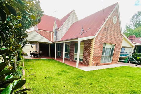 Beautiful Lakeside House - South Australia Travel 4