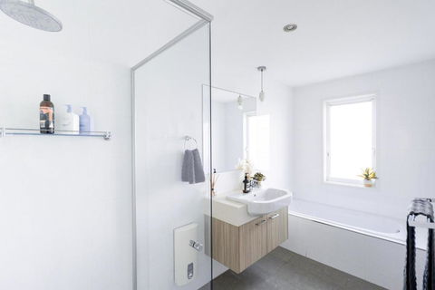 Beautiful Modern 3 Bedroom Family Suite Sleeps 6 - South Australia Travel 3