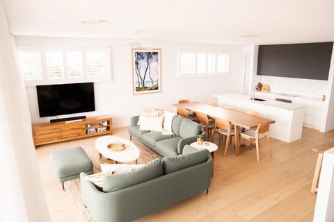 Beautiful Three-Story Villa Footsteps To The Beach - South Australia Travel 1