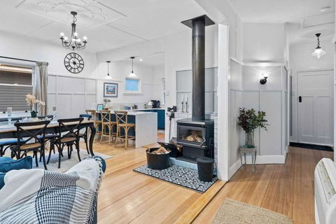 Beautifully Renovated Retreat Modern Comfort With Outdoor Entertaining - South Australia Travel 0