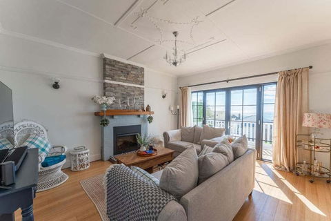 Beautifully Renovated Retreat Modern Comfort With Outdoor Entertaining - South Australia Travel 1