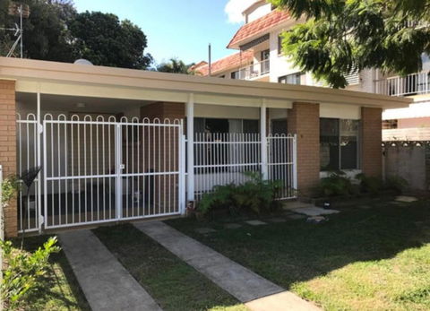 Bedroom In Surfers Chevron Island - South Australia Travel 3