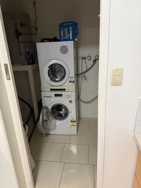 Bedroom In Surfers Chevron Island - South Australia Travel 2