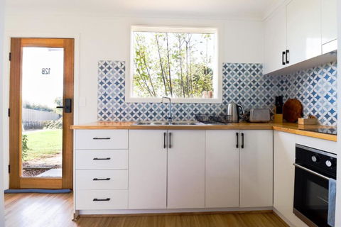 Bee At Scenic I 2 BR Apartment Near Geelong CBD - South Australia Travel 3