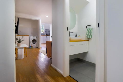 Bee At Scenic I 2 BR Apartment Near Geelong CBD - South Australia Travel 4